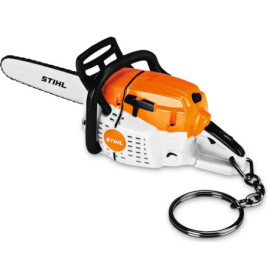 Miniatur-Stihl-Kettensäge als Schlüsselanhänger mit orange-weißen Details am Metallring.