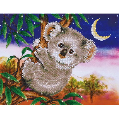 Perlenbild eines Koalas am Baum mit Halbmond und farbigem Himmel im Hintergrund.