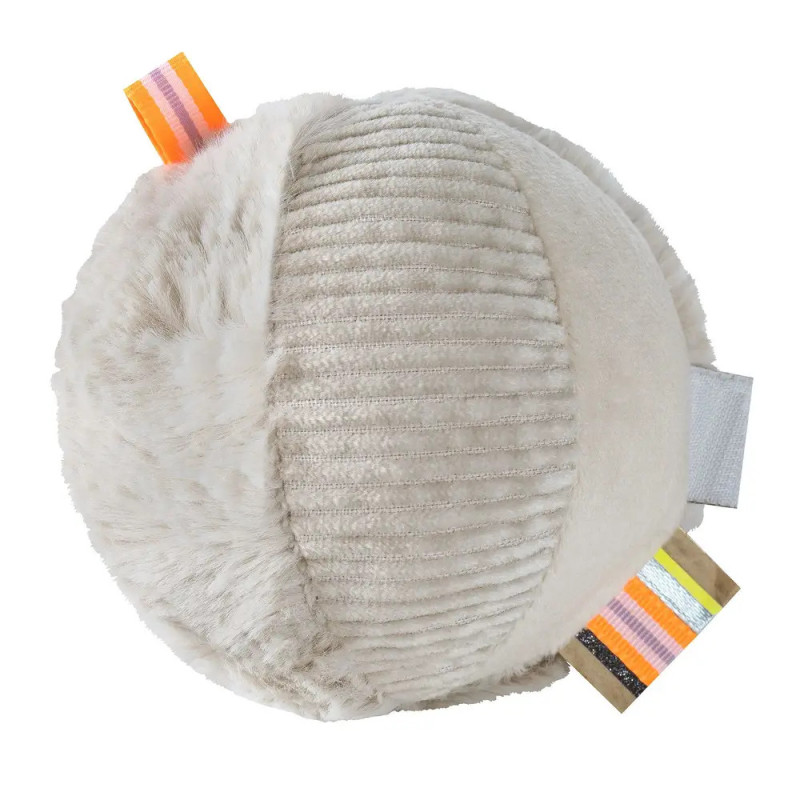 Weicher, runder Plüschball mit strukturierten Stoffflächen und farbigen Bändchen an den Seiten.