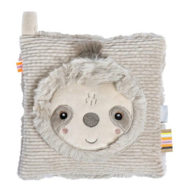 Quadratisches, beiges Plüsch-Babyspielzeug mit lächelndem Faultiergesicht und bunten Bändchen an den Seiten.