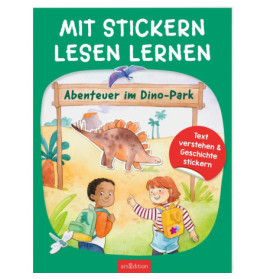 Zwei Kinder gehen auf einen Stegosaurus im Dino-Park auf einem bunten Stickerbuch-Cover zu.