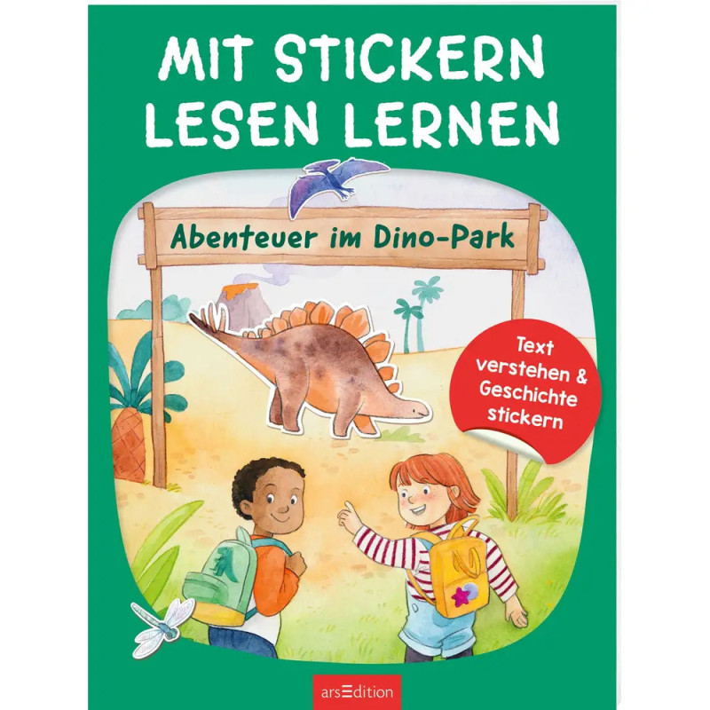 Zwei Kinder gehen auf einen Stegosaurus im Dino-Park auf einem bunten Stickerbuch-Cover zu.