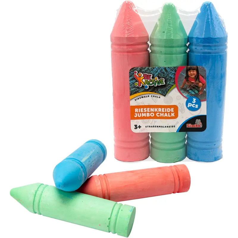 Drei große Straßenmalkreiden in Rot, Grün und Blau, davor zwei lose Kreidestücke.