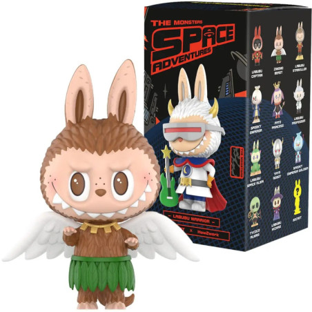 Eine geflügelte Hasenfigur steht vor ihrer bunten Space-Adventures-Verpackung.