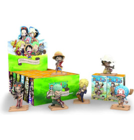 One Piece-Figuren vor bunten Verpackungen mit Anime-Charakteren ausgestellt.