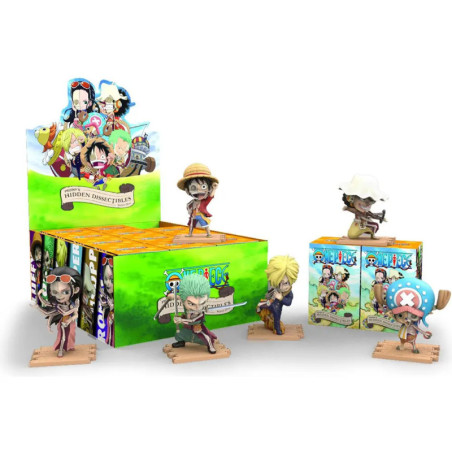 One Piece-Figuren vor bunten Verpackungen mit Anime-Charakteren ausgestellt.