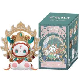 Kleine Hasenfigur mit goldener Kopfbedeckung neben dekorativer River of Time-Spielzeugbox.