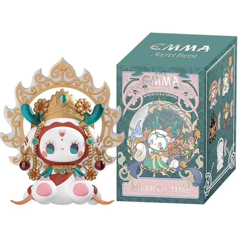 Kleine Hasenfigur mit goldener Kopfbedeckung neben dekorativer River of Time-Spielzeugbox.