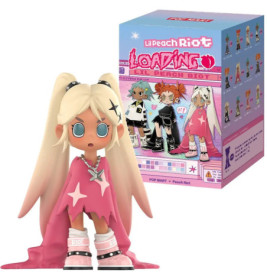 Vinylfigur eines Mädchens mit langem blondem Haar, pinkem Umhang und Sternen neben bunter Spielzeugbox.