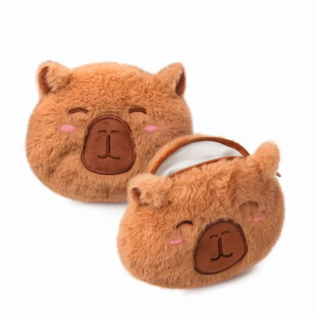 Zwei flauschige, runde Geldbörsen in Bärenform mit lächelndem Gesicht, geschlossenen Augen und roten Bäckchen.