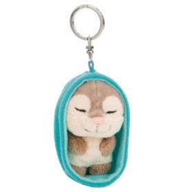 Plüsch-Schlüsselanhänger: lächelndes Tier in blauer Decke an einem Metallring.