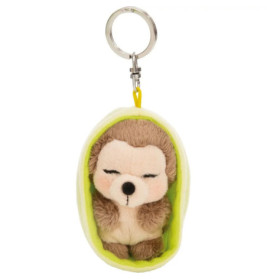 Schlüsselanhänger: Plüschfaultier schlafend in weicher, grüner Hülle in Erbsenschotenform.