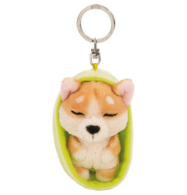 Plüsch-Shiba-Inu-Schlüsselanhänger in grüner Erbsenschale, mit geschlossenen Augen, wirkt gemütlich.