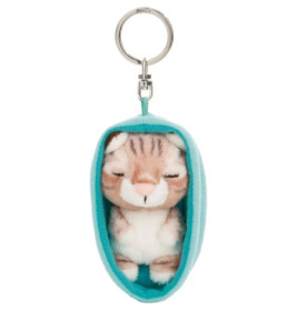 Plüschkatzen-Schlüsselanhänger im türkisfarbenen Schlafsack mit geschlossenen Augen, glücklich wirkend.