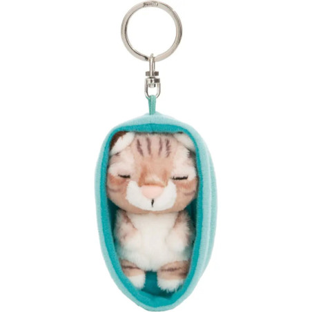 Plüschkatzen-Schlüsselanhänger im türkisfarbenen Schlafsack mit geschlossenen Augen, glücklich wirkend.