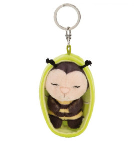 Plüschiger Bienen-Schlüsselanhänger mit geschlossenen Augen liegt in einem weichen grünen Beutel.