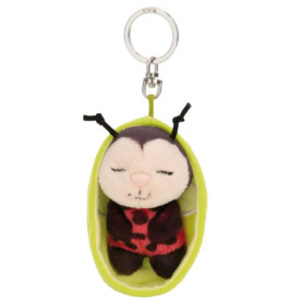 Plüsch-Marienkäfer-Schlüsselanhänger mit geschlossenen Augen, schwarzen Fühlern und grünem Etui.