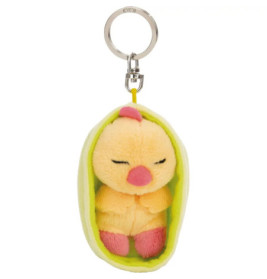 Plüsch-Küken-Schlüsselanhänger in grüner Erbsenschote mit geschlossenen Augen und rosa Schnabel.