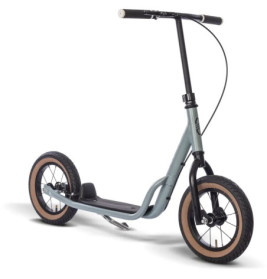 Grauer Tretroller mit schwarzen Griffen, großen schwarzen Rädern und beigen Reifen auf weißem Hintergrund.