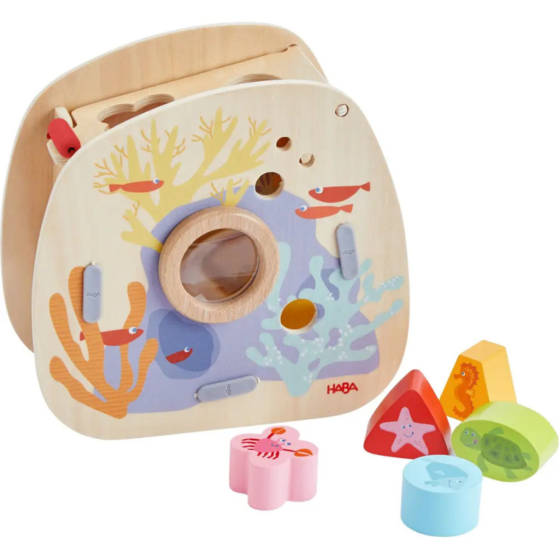 Holz-Steckspiel im Meeresdesign mit bunten Tierformen und Illustrationen von Meerestieren.