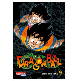 Zwei Zeichentrickfiguren fliegen fröhlich über das Dragon Ball-Logo und einen grünen Drachen.