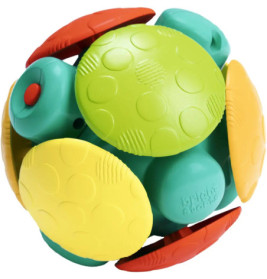 Bunter Spielball mit grünen, gelben und roten Segmenten sowie einer genoppten Oberfläche.