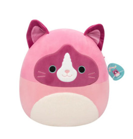 Rosa Plüschkatze Squishmallow mit rundem Körper, weißem Bauch und dunkelrosa Gesichtsfläche.