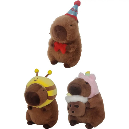 Drei Capybara-Stofftiere: eines mit Partyhut, eines als Biene, eines mit pinker Kapuze und Tasse.