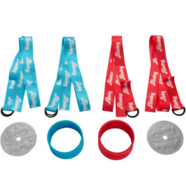 Vier Schlüsselbänder, je zwei blau und rot, mit passenden Scheiben und Armbändern darunter.