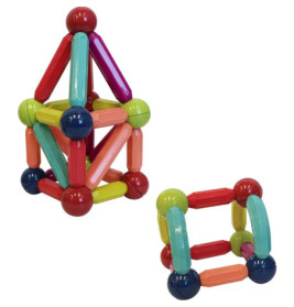 Bunte Magnet-Baustäbe und Kugeln sind zu geometrischen Formen auf weißem Hintergrund zusammengesetzt.