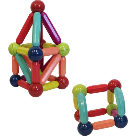 Bunte Magnet-Baustäbe und Kugeln sind zu geometrischen Formen auf weißem Hintergrund zusammengesetzt.