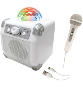 Weiße Karaokeanlage mit buntem Lichtdom, kabelgebundenem Mikrofon und USB-Ladekabel.