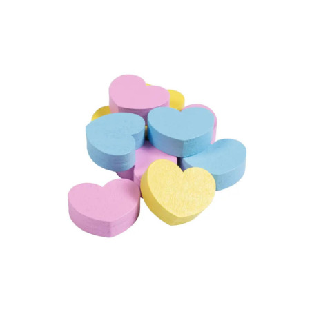Herzförmige Radiergummis in Pastellfarben Blau, Gelb und Rosa auf weißem Hintergrund gestapelt.