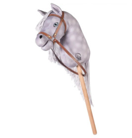 Graues Steckenpferd mit Holzstab, braunem Zaumzeug und weißer Mähne aus Garn vor weißem Hintergrund.