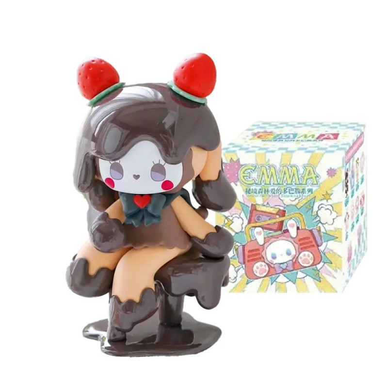 Schokoladen-Figur mit Erdbeerhaaren und rotem Herz sitzt neben einer bunten Box.