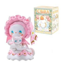 Rosa-weiße Katzenfigur mit Haube und kleinem Kätzchen neben dekorativer EMMA-Box.