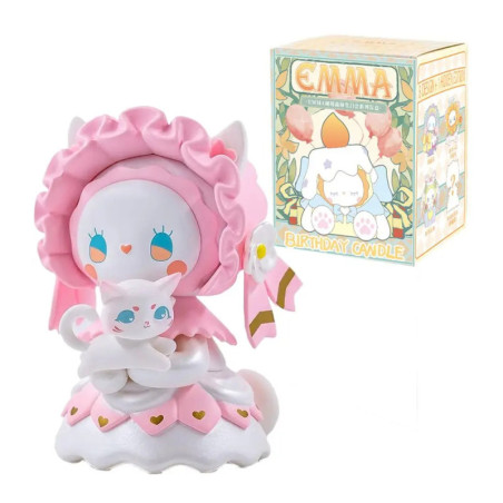 Rosa-weiße Katzenfigur mit Haube und kleinem Kätzchen neben dekorativer EMMA-Box.