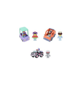 Drei Spielzeugautos mit vier Tieren mit Sonnenbrillen und einem kleinen Spielzeughund im Polizeiwagen.