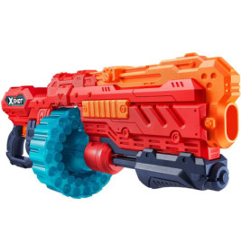 Roter und orangener X-Shot-Spielzeugblaster mit großem blauem Trommelmagazin und schwarzem Griff.