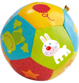 Bunter Spielball mit Tiermotiven wie Frosch und Hase sowie einem roten Wollknäuel.