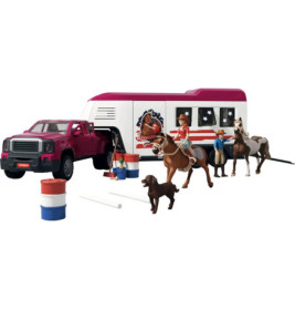Spielzeugauto mit Pferdeanhänger, Figuren von Pferden, Reitern, Hund sowie Fässern und Stangen.