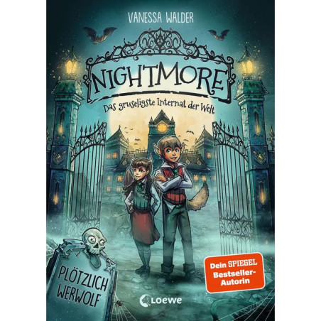 Das Cover von Nightmore zeigt zwei Kinder vor einem beleuchteten, unheimlichen Herrenhaus mit gotischen Toren bei Nacht.