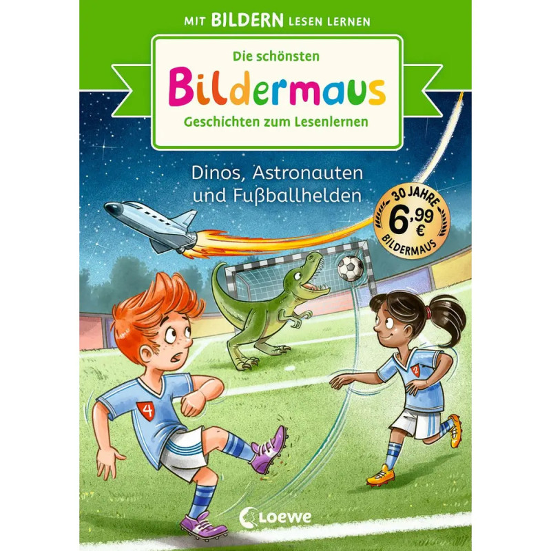 Zwei Kinder spielen Fußball, während Dino, Rakete und Ball über ein buntes Buchcover fliegen.