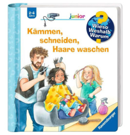 Mann schneidet einem Mädchen die Haare, während eine Frau im Salon ein anderes Mädchen bürstet.