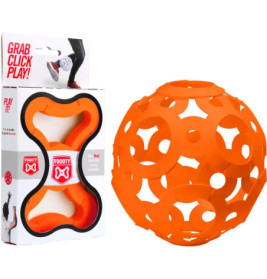 Oranger, hohler Ball neben Verpackung, die eine Person mit dem Ball zu Füßen zeigt.