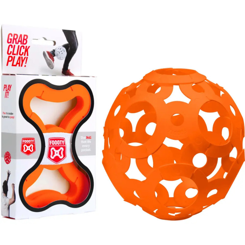 Oranger, hohler Ball neben Verpackung, die eine Person mit dem Ball zu Füßen zeigt. Oranger, hohler Ball neben Verpackung, die eine Person mit dem Ball zu Füßen zeigt.