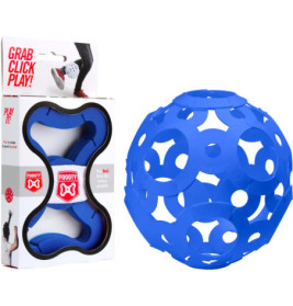 Blauer, hohler Ball neben Verpackung mit Schriftzug Grab Click Play! und Fuß, der den Ball kickt.