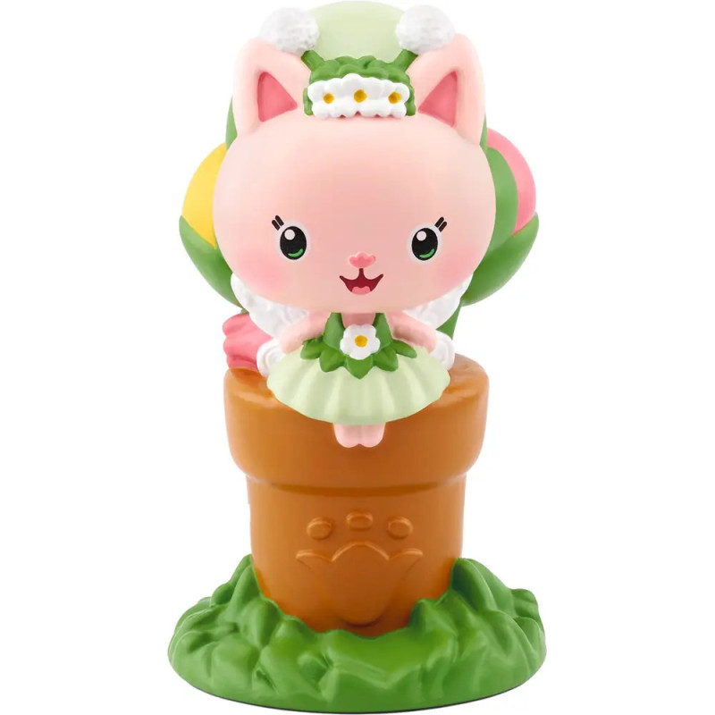 Rosa Cartoon-Katzenfigur im grünen Kleid sitzt auf braunem Topf mit Pfotenabdruck, bunter Ball dahinter.