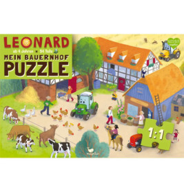 Kinder und Erwachsene auf einem lebhaften Bauernhof mit Tieren, Traktoren und Scheunen Verpackung auf Deutsch.