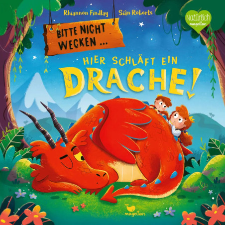 Ein roter Drache schläft, während zwei Kinder ihn leise in einer farbenfrohen Berglandschaft beobachten.